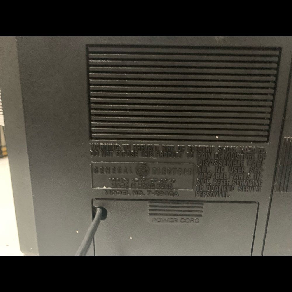 General Electric AM/FM Portable Radio Model 7-2940 - Picture 5 of 8